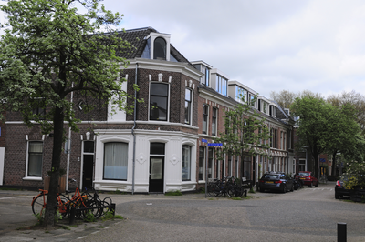 904174 Gezicht in de Bekkerstraat te Utrecht, met op de voorgrond de kruising met de Klaverstraat. Links het hoekhuis ...